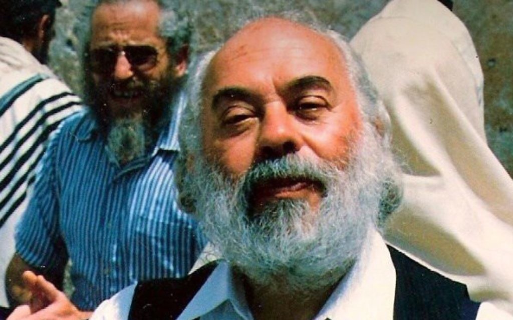 Le rabbin Shlomo Carlebach durant une visite au mur Occidental, à Jérusalem, au début des années 90. (Crédit : Shlomo Carlebach Legacy Trust)