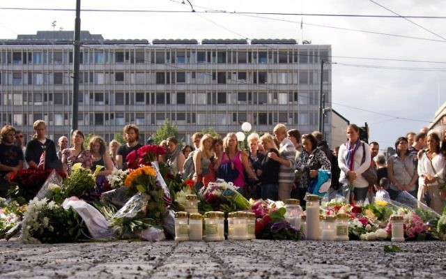 Des fleurs déposées devant la cathédrale d'Oslo le lendemain du massacre de 77 personnes par Anders Behring Breivik, en 2011. (Crédit : Johsgrd/CC-BY-SA/Flickr)