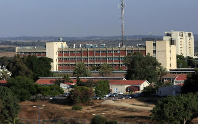 Le centre médical Barzilai à Ashkelon. (Crédit : Tsafrir Abayovr/Flash90)