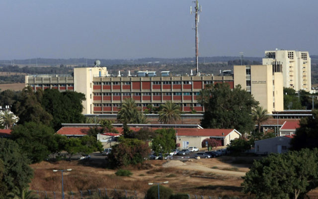 Le centre médical Barzilai à Ashkelon. (Crédit : Tsafrir Abayovr/Flash90)