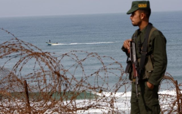 Un membre du Hamas au poste-frontière de Rafah (Crédit : Abed Rahim Khatib/Flash90) Un membre du Hamas au poste-frontière de Rafah (Crédit : Abed Rahim Khatib/Flash90)