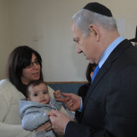 Le Premier ministre Benjamin Netanyahu avec Eva Sandler, l'pouse du rabbin Jonathan Sandler et la mère d'Arieh et Gabriel, victimes de Mohammed Merah, le 22 mars 2012. (Crédit : Amos Ben Gershom/GPO/Flash90)