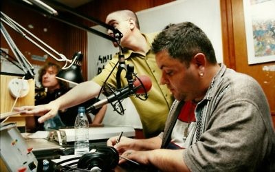 Arkadi Duchin (à droite), chanteur, compositeur et producteur israélien lors d'une émission de radio sur Reshet Gimmel. (Crédit : Moshe Shai/Flash90)