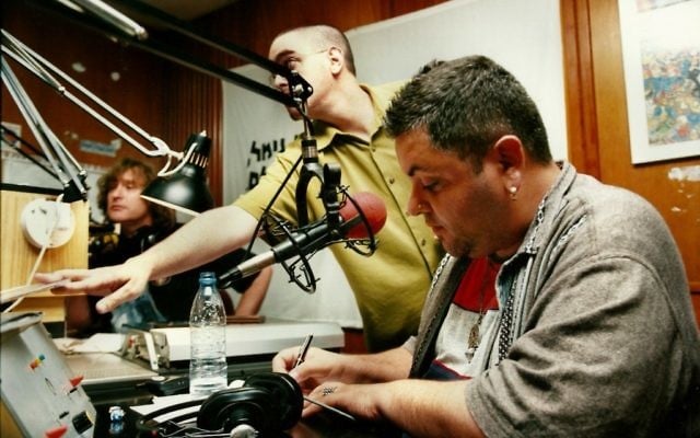 Arkadi Duchin (à droite), chanteur, compositeur et producteur israélien lors d'une émission de radio sur Reshet Gimmel. (Crédit : Moshe Shai/Flash90)