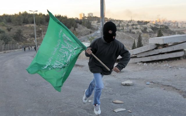 Photo illustrative d'un partisan du Hamas (Crédit : Nati Shohat/Flash90) Photo illustrative d'un partisan du Hamas (Crédit : Nati Shohat/Flash90)