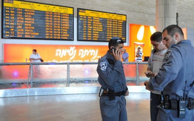 Policiers à l'aéroport international Ben Gurion. Illustration. (Crédit : Yossi Zeliger/Flash90)