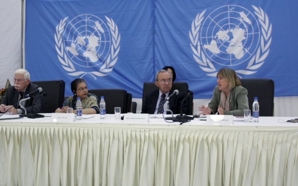 Richard Goldstone et Christina Chinkin lors d'une audition à l'ONU (Crédit : Nations unies/Flash 90)