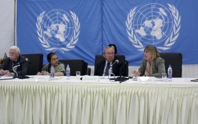 Richard Goldstone et Christina Chinkin lors d'une audition à l'ONU (Crédit : Nations unies/Flash 90)