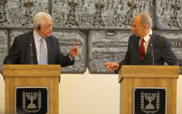 Shimon Peres et Mahmoud Abbas en 2008 (Crédit : Kobi Gideon/Flash 90) Shimon Peres et Mahmoud Abbas en 2008 (Crédit : Kobi Gideon/Flash 90)