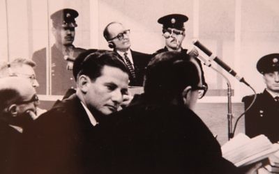 Gideon Hausner, le procureur israélien du procès d'Adolf Eichmann (gauche) et Gabriel Bach, à Jérusalem, en 1961. (Crédit : GPO/Flash90)