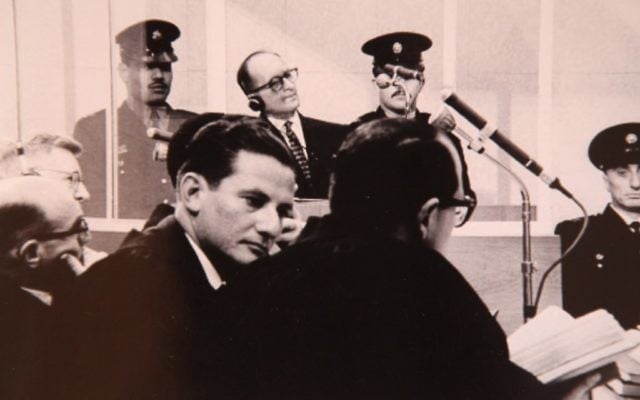 Gideon Hausner, le procureur israélien du procès d'Adolf Eichmann (gauche) et Gabriel Bach, à Jérusalem, en 1961. (Crédit : GPO/Flash90) Gideon Hausner, le procureur israélien du procès d'Adolf Eichmann (gauche) et Gabriel Bach, à Jérusalem, en 1961. (Crédit : GPO/Flash90)