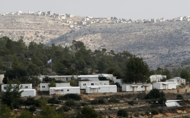 Vue sur l'implantation de Halamish (Crédit : Miriam Alster/Flash90)