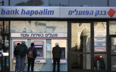 Une agence de la banque Hapoalim à Jérusalem. (Crédit : Nati Shohat/Flash90)