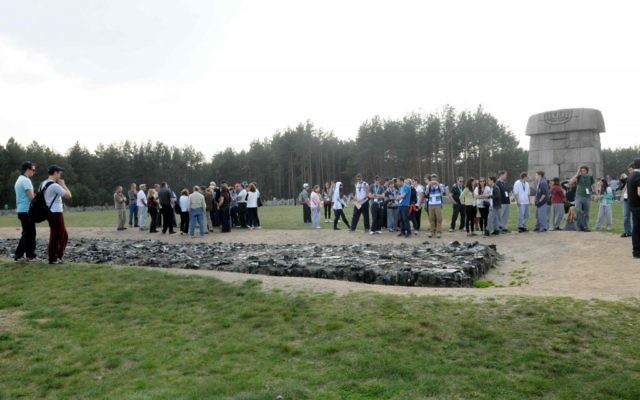 Des étudiants sur le site commémoratif de Treblinka (Crédit photo: Yossi Zeliger / Flash90) Des étudiants sur le site commémoratif de Treblinka (Crédit photo: Yossi Zeliger / Flash90)