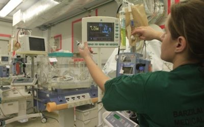 Un bébé prématuré à l'hôpital Barzilai d'Ashkelon. Illustration. (Crédit : Tsafrir Abayov/Flash90)