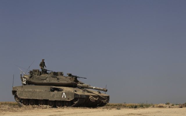 Un soldat israélien au sommet d'un tank. Illustration. (Crédit : Tsafrir Abayov/Flash90) Un soldat israélien au sommet d'un tank. Illustration. (Crédit : Tsafrir Abayov/Flash90)