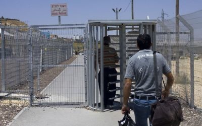 Un Palestinien au checkpoint de Hawara, près de la ville de Naplouse, en Cisjordanie, en juillet 2009. Illustration. (Crédit : Olivier Fitoussi/Flash90)