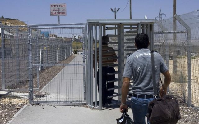 Un Palestinien au checkpoint de Hawara, près de la ville de Naplouse, en Cisjordanie, en juillet 2009. Illustration. (Crédit : Olivier Fitoussi/Flash90)