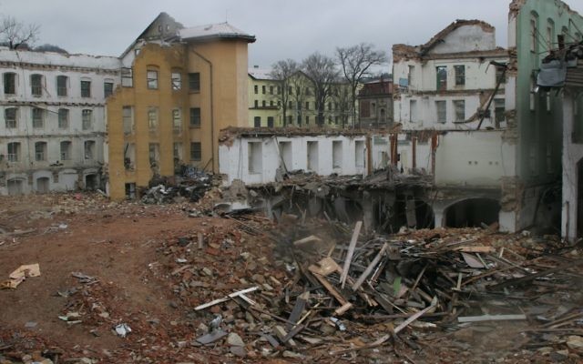 La partie basse de l'usine de Schindler près d'un bâtiment démoli du 19e siècle. (Crédit : Eva Munk/JTA)
