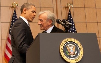 Barack Obama, alors président américain, et Elie Wiesel, au Musée mémorial de l'Holocauste des Etats-Unis, le 23 avril 2012. (Crédit : autorisation USHMM/JTA)