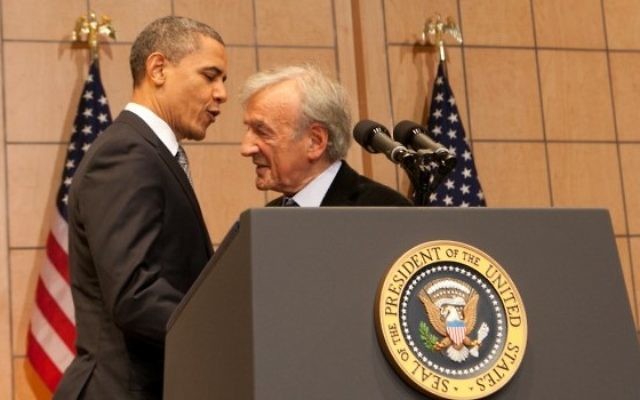 Barack Obama, alors président américain, et Elie Wiesel, au Musée mémorial de l'Holocauste des Etats-Unis, le 23 avril 2012. (Crédit : autorisation USHMM/JTA) Barack Obama, alors président américain, et Elie Wiesel, au Musée mémorial de l'Holocauste des Etats-Unis, le 23 avril 2012. (Crédit : autorisation USHMM/JTA)