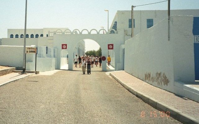 L'entrée de la synagogue de Djerba (Crédit : CC BY upyernoz/Flikr)
