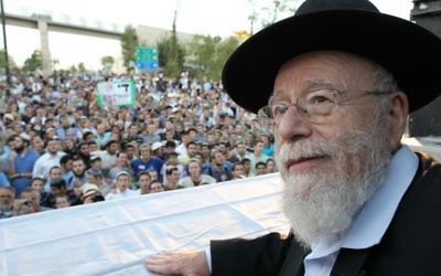 Le rabbin Dov Lior à un rassemblement devant la cour suprême à Jérusalem en juillet 2011. (Crédit : Nati Shohat/Flash90) Le rabbin Dov Lior à un rassemblement devant la cour suprême à Jérusalem en juillet 2011. (Crédit : Nati Shohat/Flash90)