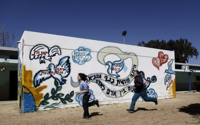 Des élèves courent devant un abri anti-bombes dans une école élémentaire d'Ashkelon. Illustration. (Crédit : Tsafrir Abayov/Flash90) Des élèves courent devant un abri anti-bombes dans une école élémentaire d'Ashkelon. Illustration. (Crédit : Tsafrir Abayov/Flash90)