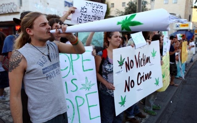 Des manifestants demandent la dépénalisation du cannabis en Israël, à Jérusalem, en 2010. (Crédit : Abir Sultan/Flash90) Des manifestants demandent la dépénalisation du cannabis en Israël, à Jérusalem, en 2010. (Crédit : Abir Sultan/Flash90)