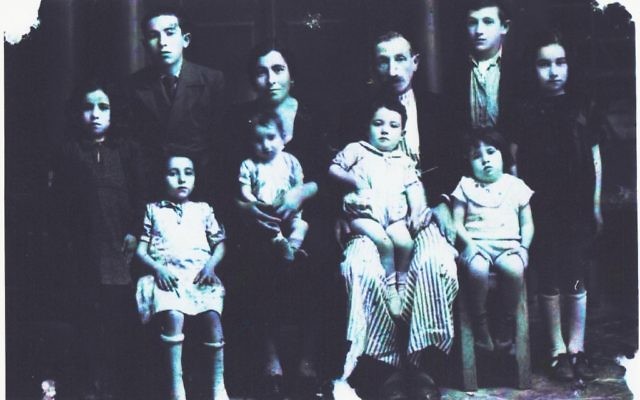 Les Bagdadi, une famille juive d'Alep, en Syrie, vers 1940. D'Alep, et d'autres villes et villages à travers l'Afrique du Nord et le Moyen-Orient, environ 850 000 Juifs ont été chassés de leurs maisons à partir du milieu du 20e siècle (Autorisation Ron Asher) Les Bagdadi, une famille juive d'Alep, en Syrie, vers 1940. D'Alep, et d'autres villes et villages à travers l'Afrique du Nord et le Moyen-Orient, environ 850 000 Juifs ont été chassés de leurs maisons à partir du milieu du 20e siècle (Autorisation Ron Asher)