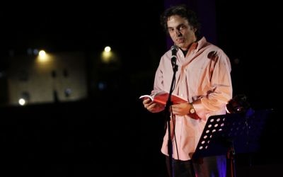 Etgar Keret lors du dernier Festival des écrivains (Crédit : Miriam Alster/Flash 90)