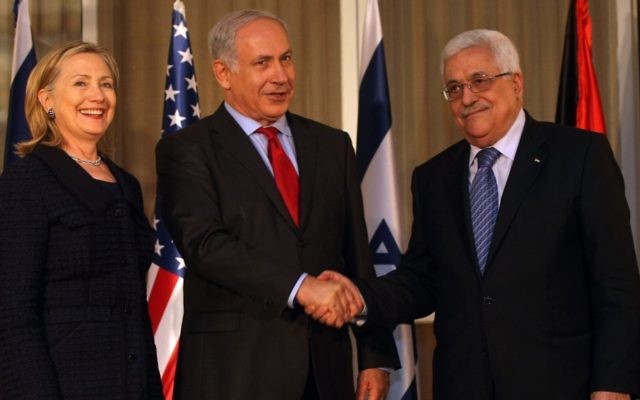 Rencontre au sommet entre la Secrétaire d'Etat Hillary Clinton, le Premier ministre Benjamin Netanyahu, et le Président de l'AP Mahmoud Abbas à Jérusalem le 15 septembre 2010 (Crédit photo: Kobi Gideon/Flash90) Rencontre au sommet entre la Secrétaire d'Etat Hillary Clinton, le Premier ministre Benjamin Netanyahu, et le Président de l'AP Mahmoud Abbas à Jérusalem le 15 septembre 2010 (Crédit photo: Kobi Gideon/Flash90)