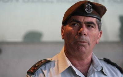 Gabi Ashkenazi, alors chef d'état major de l'armée israélienne, en octobre 2010 (Crédit : Kobi Gideon/Flash90) Gabi Ashkenazi, alors chef d'état major de l'armée israélienne, en octobre 2010 (Crédit : Kobi Gideon/Flash90)