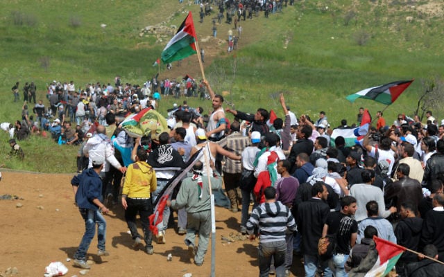 Des manifestants arabes avec des drapeaux palestiniens à la frontière syrienne le jour de la Nakba 2011 (Crédit :  Hamad Almakt/ Flash90)