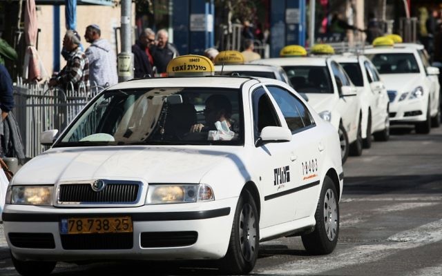 Des taxis attendant des passagers. Illustration. (Crédit : Kobi Gideon/Flash90)
