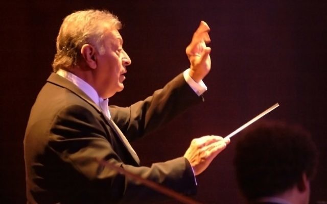 Le chef d'orchestre Zubin Mehta dirige l'orchestre philharmonique d'Israël à Tel Aviv, le 28 octobre 2007. (Crédit : Jorge Novomisky/Flash90) Le chef d'orchestre Zubin Mehta dirige l'orchestre philharmonique d'Israël à Tel Aviv, le 28 octobre 2007. (Crédit : Jorge Novomisky/Flash90)