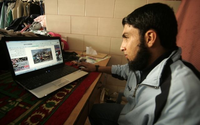 Un Palestinien surfe sur internet à Rafah, dans le sud de la bande de Gaza, en 2011. Illustration. (Crédit : Abed Rahim Khatib/Flash90) Un Palestinien surfe sur internet à Rafah, dans le sud de la bande de Gaza, en 2011. Illustration. (Crédit : Abed Rahim Khatib/Flash90)