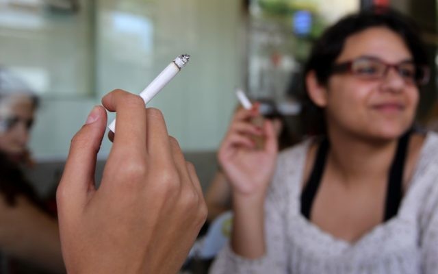 Photo illustrative d'une femme en train de fumer une cigarette (Crédit : Nati Shohat/Flash90)
