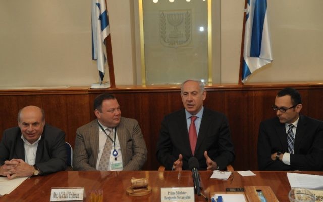 De gauche à droite : le président de l'Agence juive Natan Sharansky, le président du groupe philanthropique Genesis Mikhail Fridman, le Premier ministre Benjamin Netanyahu et le secrétaire général du cabinet Tzvi Hauser. (Crédit : Amos Ben Gershom/Flash90)