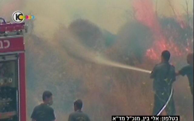 Des pompiers luttent contre un incendie à proximité de Motza (Capture d'écran : Dixième chaîne) Des pompiers luttent contre un incendie à proximité de Motza (Capture d'écran : Dixième chaîne)