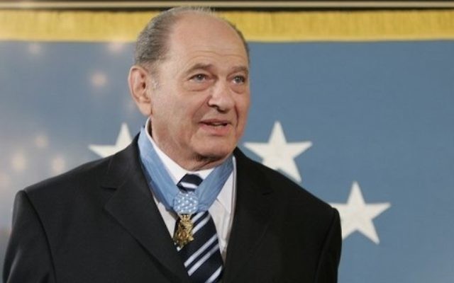 Tibor Rubin porte la Médaille d'honneur du Congrès, la plus haute distinction militaire américaine, décernée à la Maison Blanche, en 2005. (Crédit : Domaine public/Wikimedia Commons) Tibor Rubin porte la Médaille d'honneur du Congrès, la plus haute distinction militaire américaine, décernée à la Maison Blanche, en 2005. (Crédit : Domaine public/Wikimedia Commons)