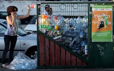 Une poubelle destinée au recyclage des bouteilles en plastique, en Israël. (Crédit: Nati Shohat/Flash90)