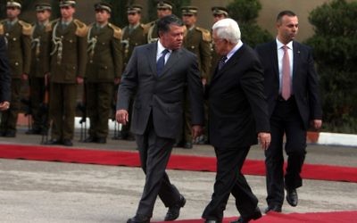 Le président de l'Autorité palestinienne Mahmoud Abbas (à droite) avec le roi Abdallah de Jordanie à Ramallah, en novembre 2011. (Crédit : Issam Rimawi/Flash90)
