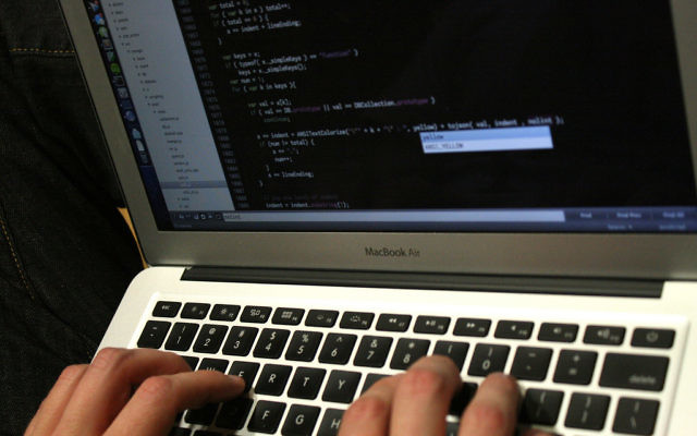 Un hacker sur un ordinateur. Photo d'illustration. (Crédit : CC BY-SA HackNY, Flickr) Un hacker sur un ordinateur. Photo d'illustration. (Crédit : CC BY-SA HackNY, Flickr)