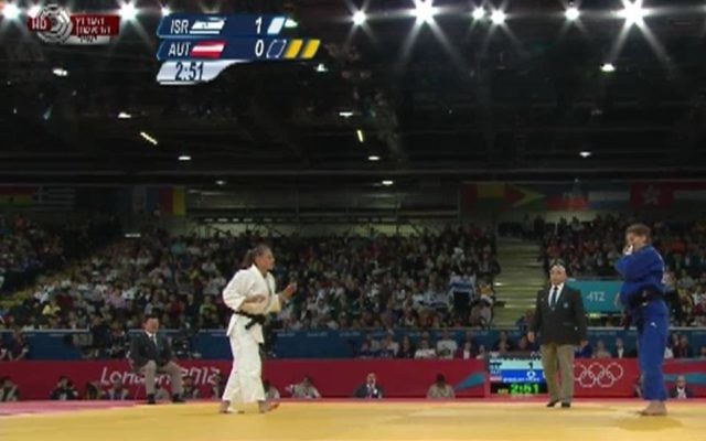 La judoka Alice Schlesinger (blanc) à Londres, le 31 juillet 2012 (Crédit : capture iba.org.il)