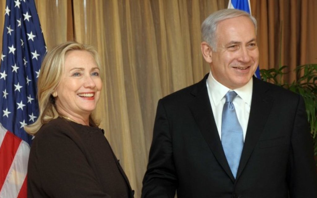Le Premier ministre Benjamin Netanyahu accueille Hillary Clinton, alors secrétaire d'Etat américaine, en septembre 2011. (Crédit : Avi Ohayon/GPO/Flash90) Le Premier ministre Benjamin Netanyahu accueille Hillary Clinton, alors secrétaire d'Etat américaine, en septembre 2011. (Crédit : Avi Ohayon/GPO/Flash90)