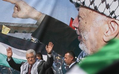 Mahmoud Abbas, président de l'Autorité palestinienne, commémore la mort de Yasser Arafat, en novembre 2008. (Crédit : Issam Rimawi/Flash90) Mahmoud Abbas, président de l'Autorité palestinienne, commémore la mort de Yasser Arafat, en novembre 2008. (Crédit : Issam Rimawi/Flash90)