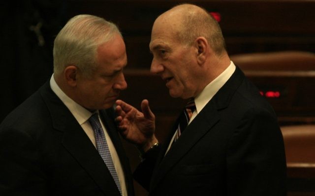 Le Premier ministre Benjamin Netanyahu, (à gauche), avec Ehud Olmert en 2009. (Crédit : Yossi Zamir/Flash90) Le Premier ministre Benjamin Netanyahu, (à gauche), avec Ehud Olmert en 2009. (Crédit : Yossi Zamir/Flash90)