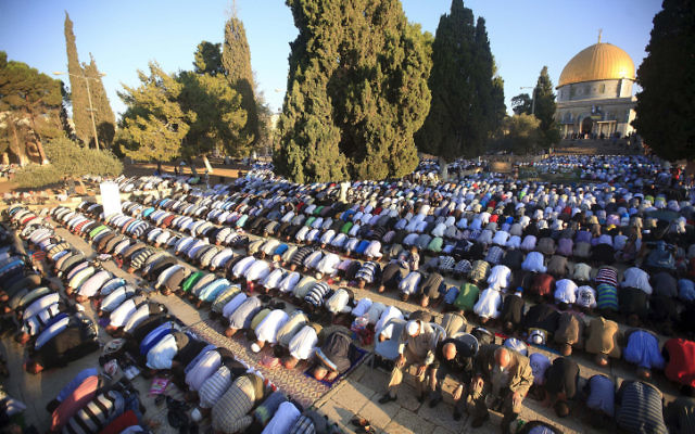Fidèles musulmans devant la mosquée Al-Aqsa, à Jérusalem, pendant le Ramadan 2011. (Crédit : Sliman Khader/Flash90) Fidèles musulmans devant la mosquée Al-Aqsa, à Jérusalem, pendant le Ramadan 2011. (Crédit : Sliman Khader/Flash90)