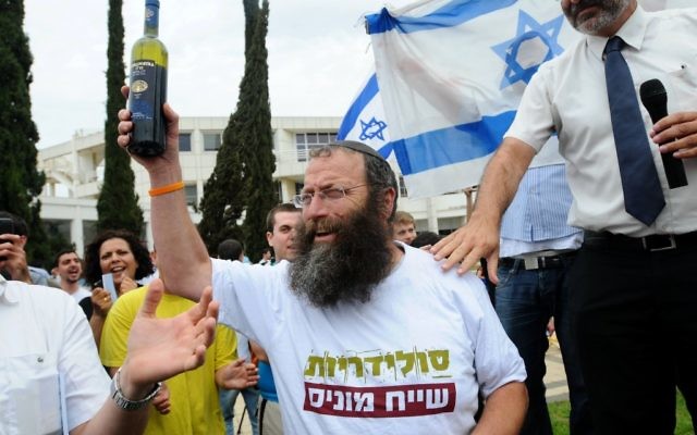 Baruch Marzel proteste contre la commémoration de la Journée de la Nakba palestinienne à l'université de Tel Aviv, en mai 2012. (Crédit : Yossi Zeliger/Flash90) Baruch Marzel proteste contre la commémoration de la Journée de la Nakba palestinienne à l'université de Tel Aviv, en mai 2012. (Crédit : Yossi Zeliger/Flash90)